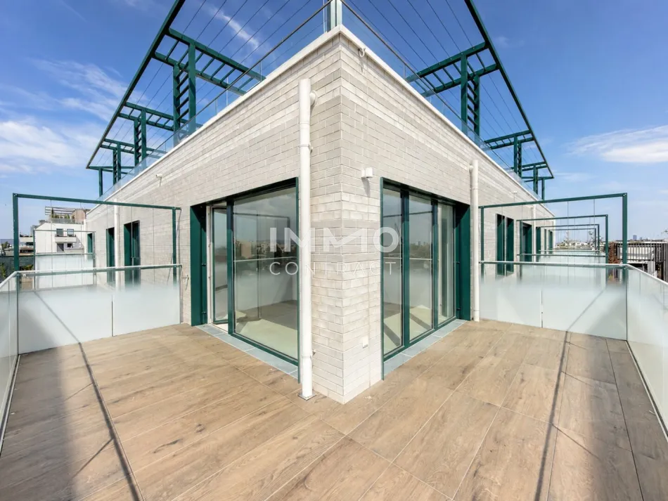 The Luxury of Feeling Away – Every Day: 5th Floor Commission-Free - Bild