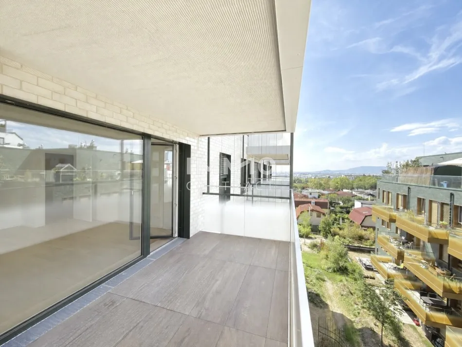 Commission-Free: Live Like You're on Holiday: Luxury Living 4th Floor - Titelbild