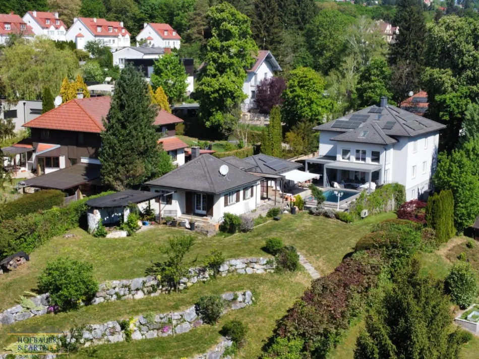 Stilvolle Villa mit Pool, Gästehaus & großem Naturgrundstück in begehrter Grünruhelage - Titelbild