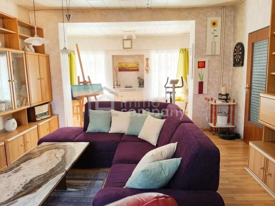 Einfamilienhaus mit Pool, Sauna und Nebengebäude - Bild