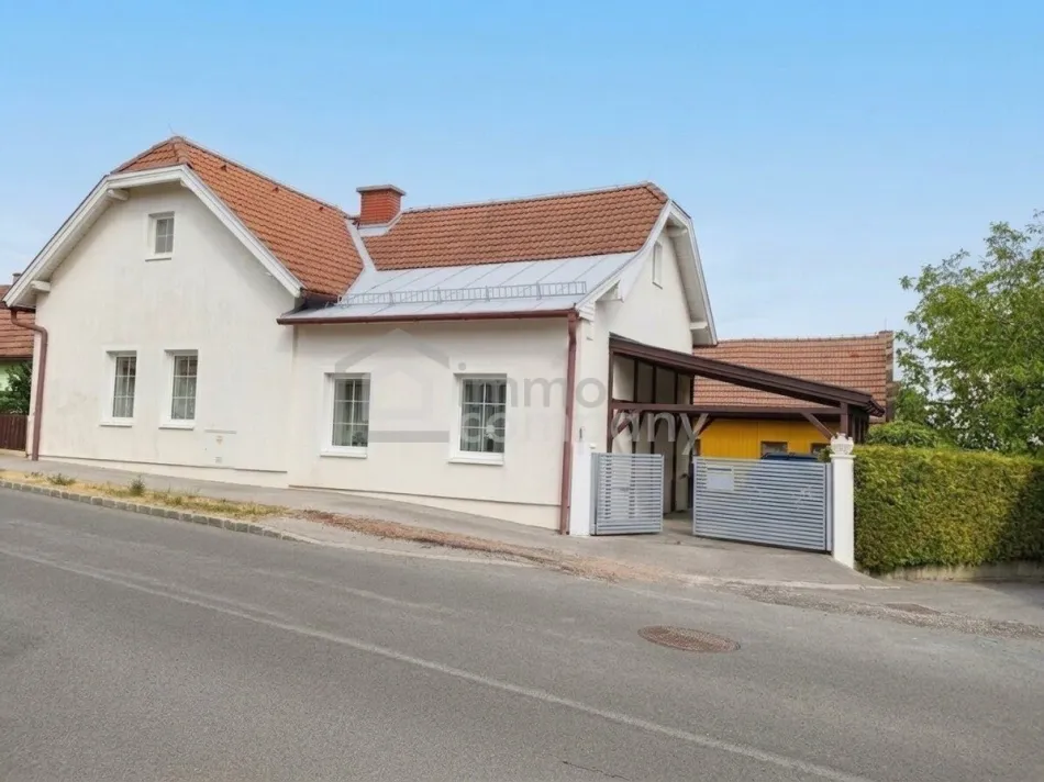 Einfamilienhaus mit Pool, Sauna und Nebengebäude - Titelbild