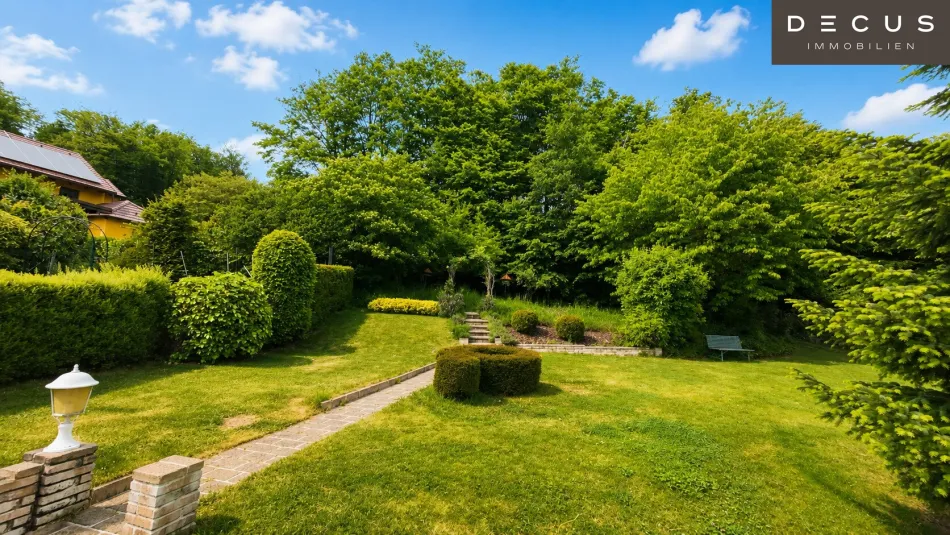 DOPPELHAUS I GRÜNRUHELAGE MIT IDYLLISCHEN GARTEN I GARAGE I WALLBOX I KELLER - Bild