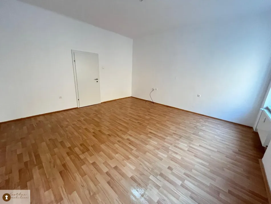 "Stilvolles Wohnen mit Aussicht: Entdecken Sie Ihre Traum-Zweizimmerwohnung mit Balkon in St. Leonhard!" - Titelbild
