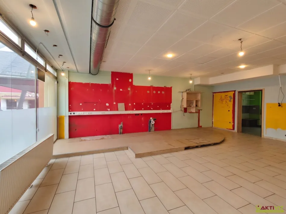 Geschäftslokal mit Schaufensterfront und Gastgarten-Möglichkeit im Zentrum von Zeltweg - Bild