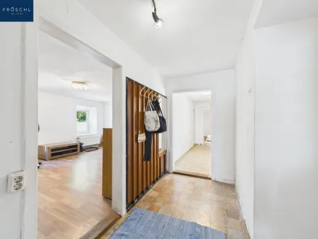 Blick vom Gang in das Wohnzimmer und Gang