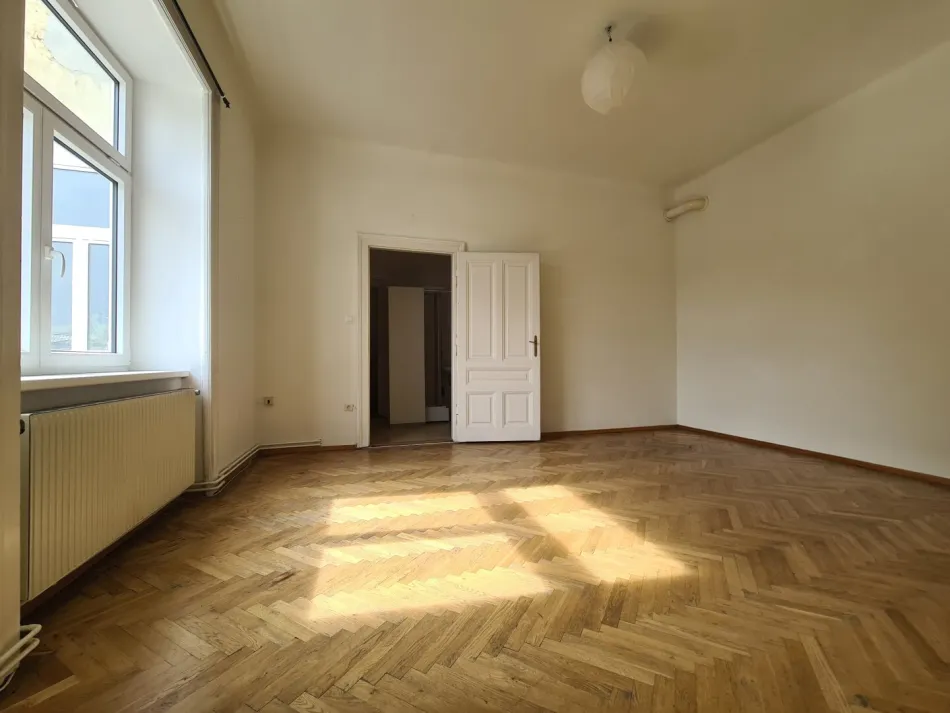 Sonniges Apartment mit bewilligtem Balkon - Bild