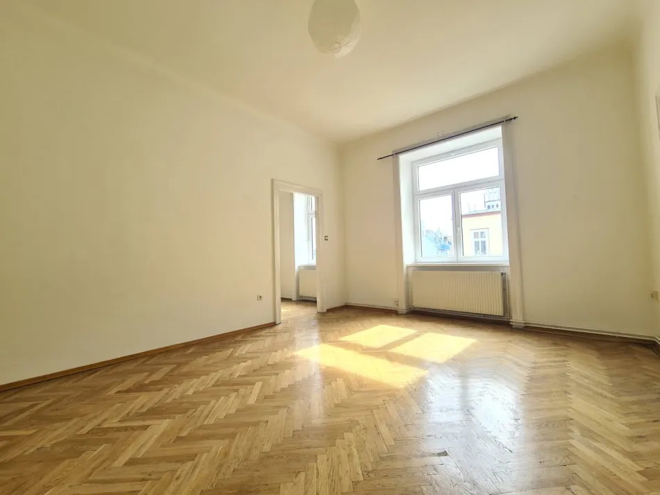 Sonniges Apartment mit bewilligtem Balkon - Titelbild