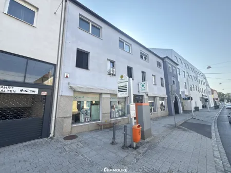 Zinshaus + Bushalterstelle vor Tür