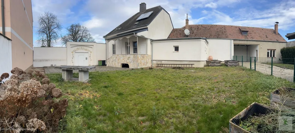Charmantes Landhaus, 2020 saniert, 35 Min. von Wien 22 und 10 Gehminuten vom Bahnhof entfernt - Titelbild