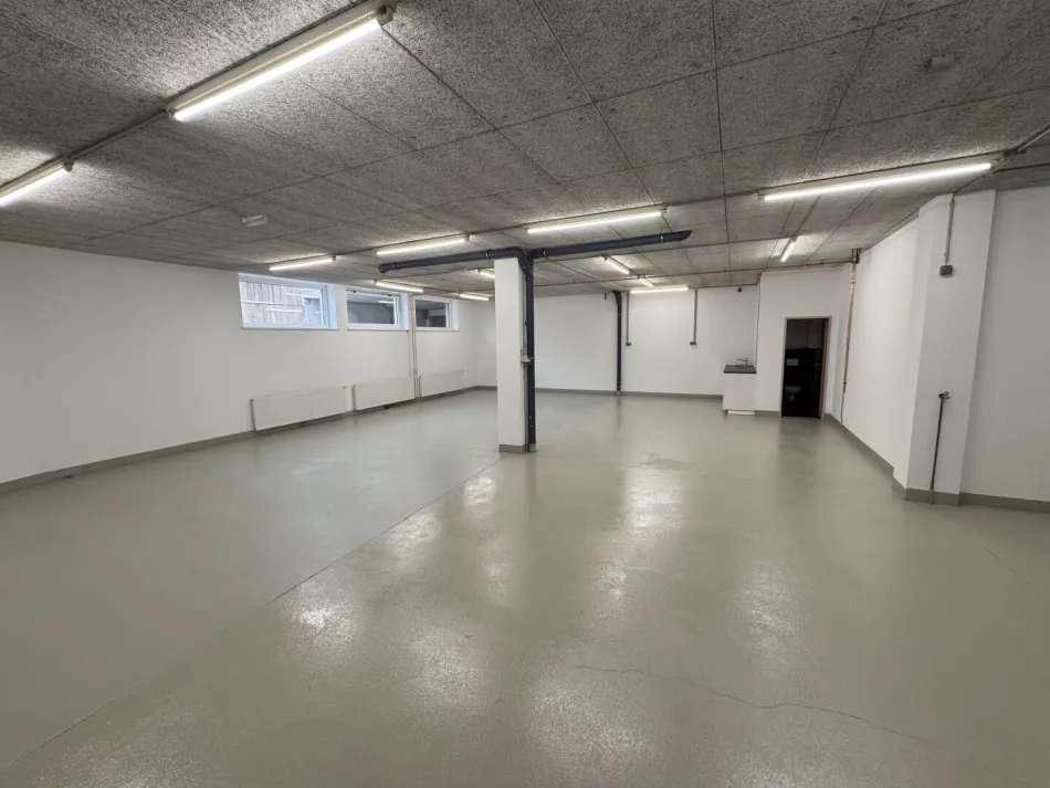 Neuwertige 183m² Produktions - Lagerfläche mit Büro und Stellplätzen - Titelbild