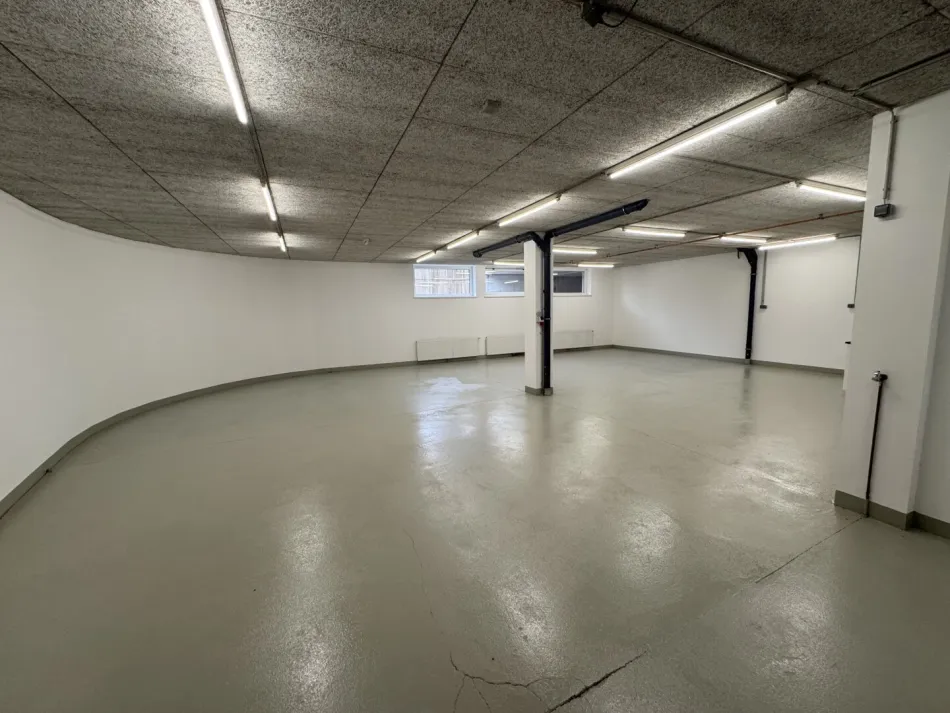 Neuwertige 183m² Produktions - Lagerfläche mit Büro und Stellplätzen - Bild