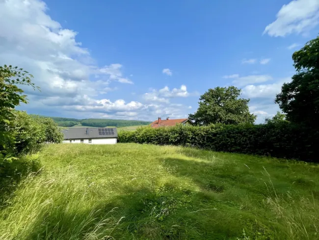 BAUGRUNDSTÜCK MIT SONNIGEM FERNBLICK - Titelbild