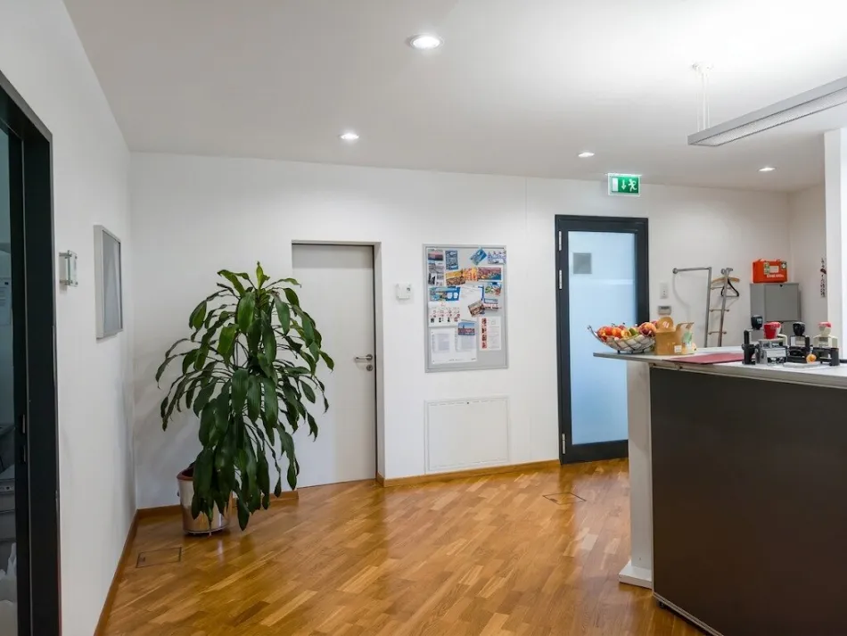 Modernes Büro/Praxis in Top-Lage Alpenstraße – frisch renoviert (Parkett neu geschliffen, neu ausgemalt) inkl. 2 Garagen & EDV-Infrastruktur - Bild