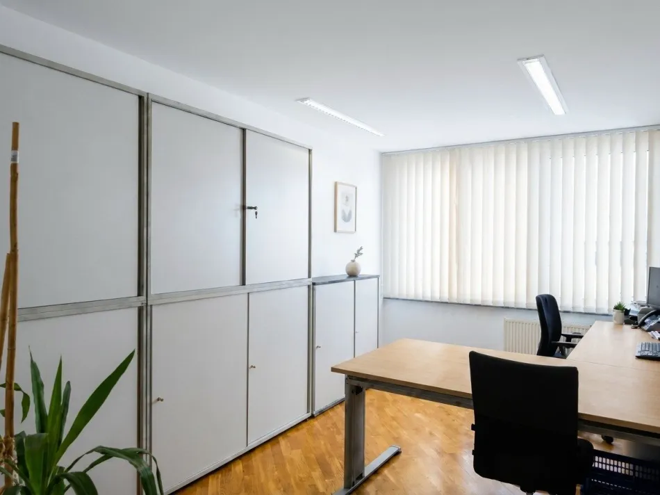 Modernes Büro/Praxis in Top-Lage Alpenstraße – frisch renoviert (Parkett neu geschliffen, neu ausgemalt) inkl. 2 Garagen & EDV-Infrastruktur - Bild