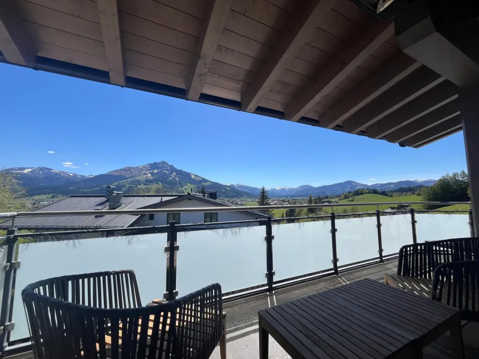 Exklusive Dachgeschosswohnung mit Sonnenterrasse und herrlichem Bergblick - Titelbild