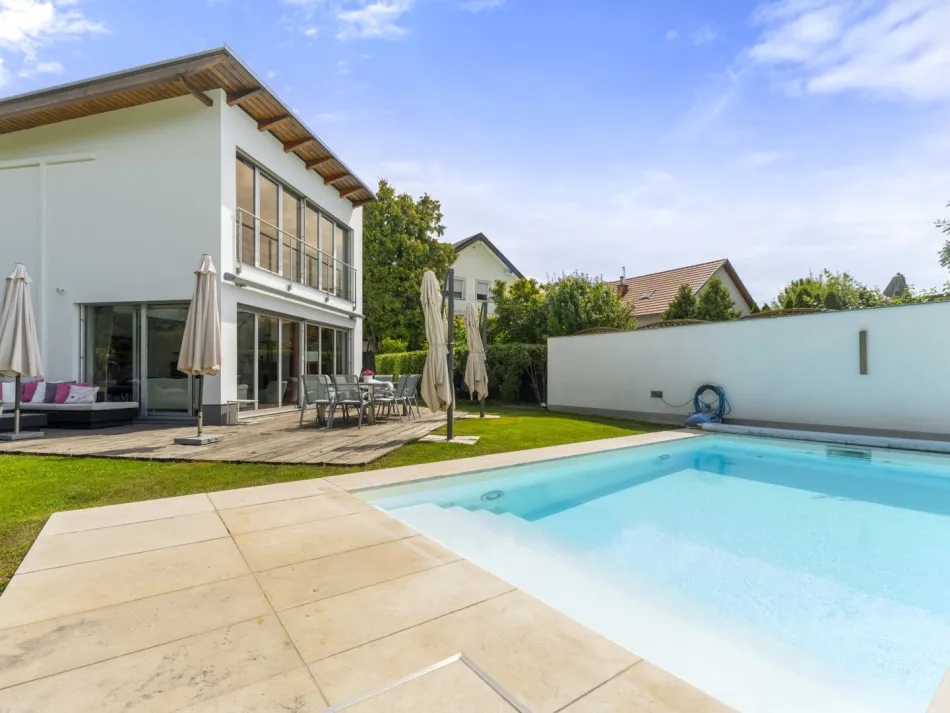 Exklusive Stadtresidenz im 22. Bezirk – Architektur, Privatsphäre & Pool auf höchstem Niveau - Titelbild