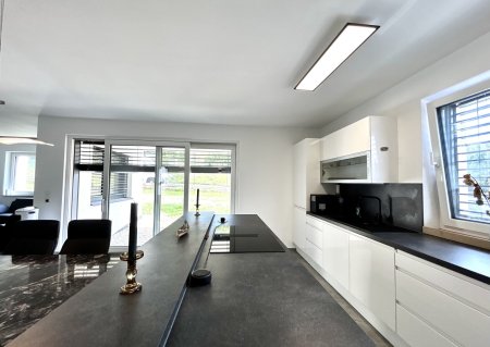 Ausreichend Platz für die Familie - Großzügige Doppelhaushälfte inkl. Küche samt Elektrogeräte.