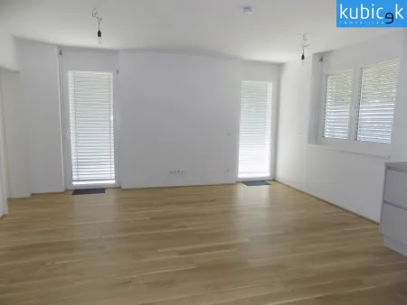Wohnbereich mit Ausgang zur Terrasse/Garten