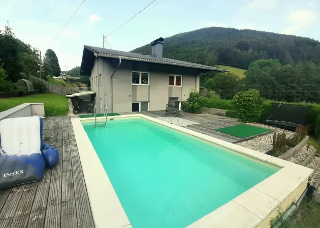 Wunderschöner Mehrfamilientraum mit Pool und Bergblick - Titelbild
