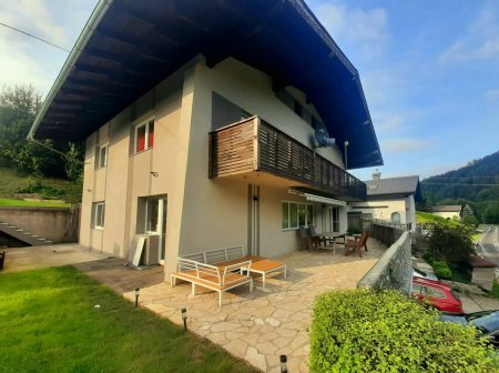 Wunderschöner Mehrfamilientraum mit Pool und Bergblick