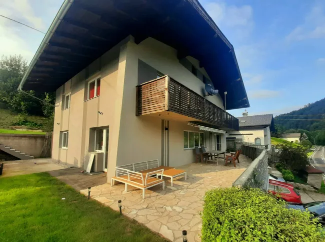 Wunderschöner Mehrfamilientraum mit Pool und Bergblick - Bild