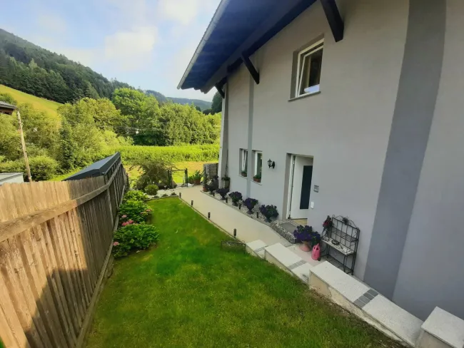 Wunderschöner Mehrfamilientraum mit Pool und Bergblick - Bild
