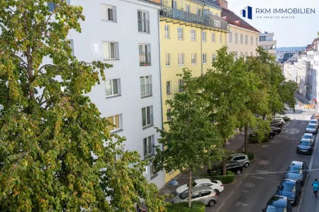 Blick auf eine grüne Straße
