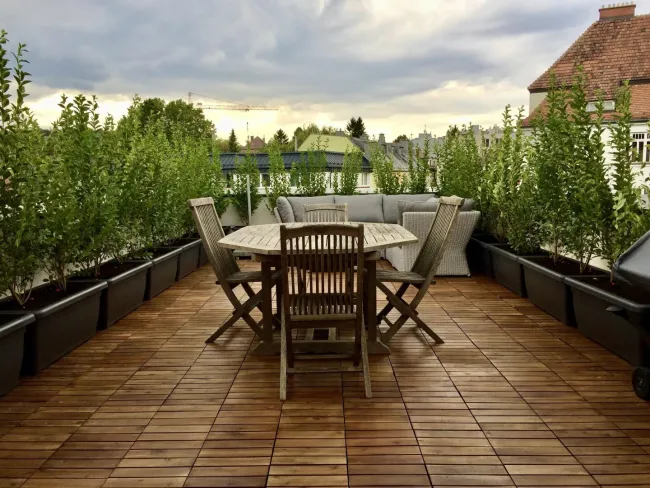 Lichtdurchflutete Dachgeschosswohnung mit 38m2 Terrasse und Fernblick ins Grüne - Titelbild