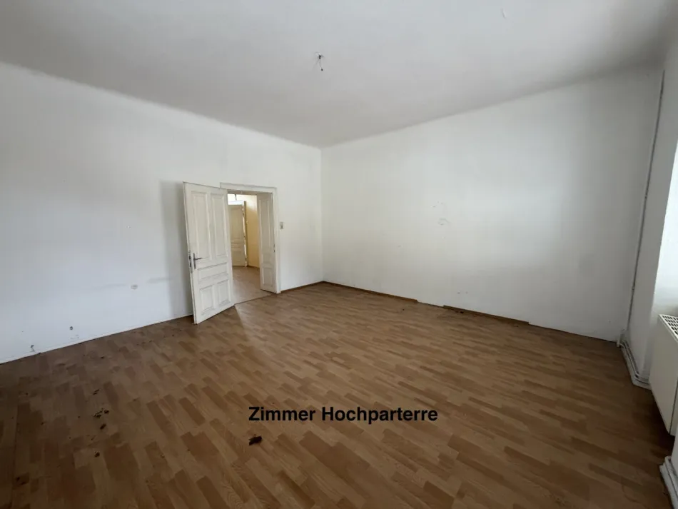 Paket bestehend aus 2 Wohnungen + Souterrainräumlichkeiten + Nebenräume (ca. 177m² Nutzfläche) und 141m² Eigengarten - sanierungsbedürftig - Bild