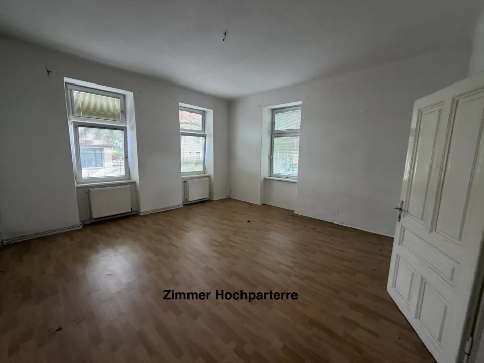 Paket bestehend aus 2 Wohnungen + Souterrainräumlichkeiten + Nebenräume (ca. 177m² Nutzfläche) und 141m² Eigengarten - sanierungsbedürftig - Titelbild