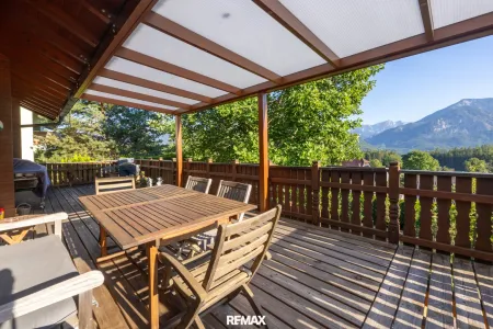 Großzügige, überdachte Terrasse mit beeindruckendem Berg- und Weitblick