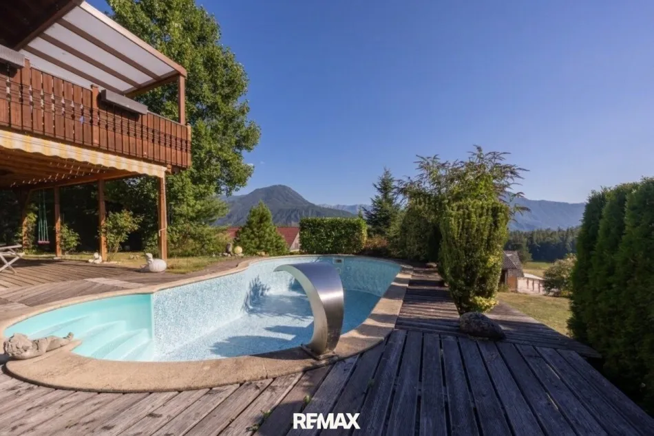 Haus mit Sonnenterrasse und Pool