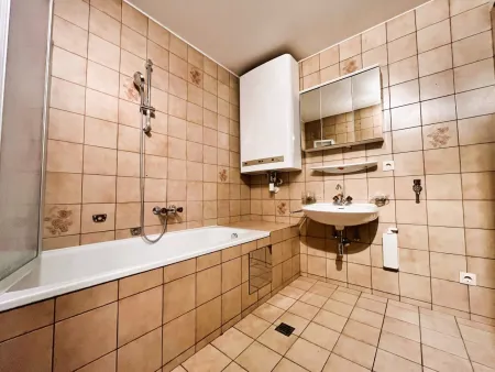 Bad mit Badewanne und Waschmaschinenanschluss