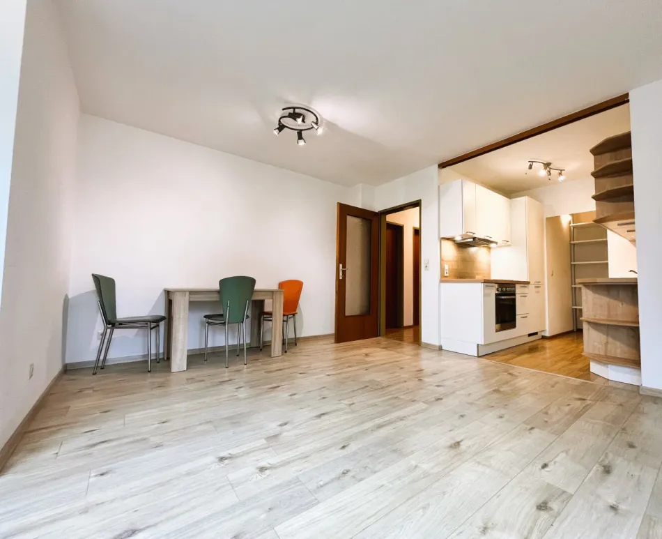AB SOFORT: ZENTRAL gelegene helle 2-Zimmerwohnung mit Balkon zu mieten! - Bild