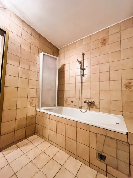 Badewanne mit Duschwand