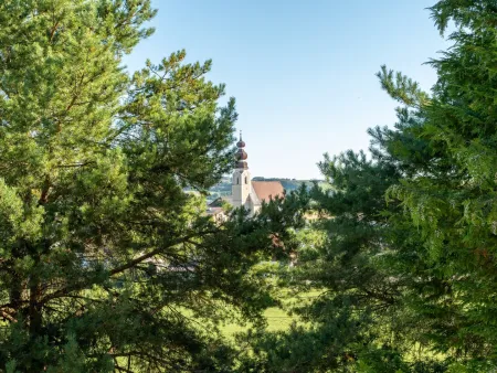Blick auf den Kirchturm Irrsdorf