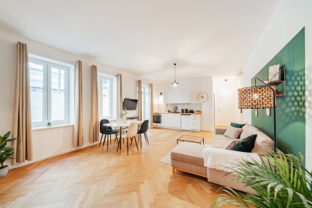 Hofgebäude bestehend aus 3 Wohnungen und 2 Magazinen und 30 m2 Garten