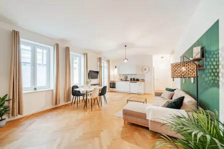 Hofgebäude bestehend aus 3 Wohnungen und 2 Magazinen und 30 m2 Garten