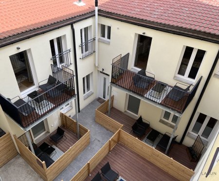 Hofgebäude bestehend aus 3 Wohnungen und 2 Magazinen und 30 m2 Garten