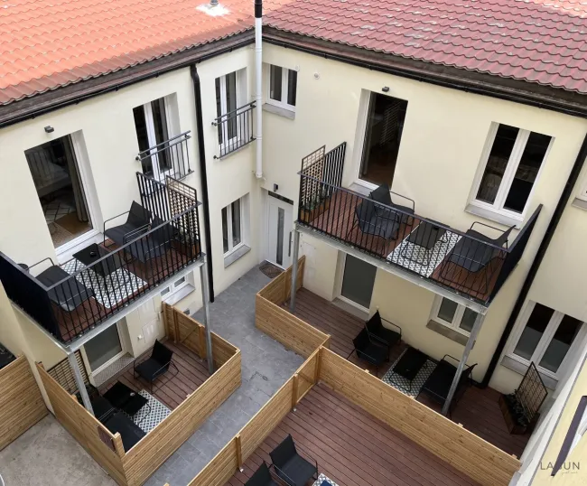 Hofgebäude bestehend aus 3 Wohnungen und 2 Magazinen und 30 m2 Garten - Bild
