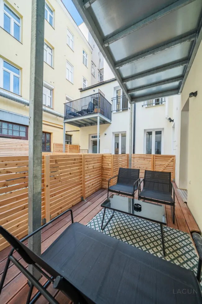 Hofgebäude bestehend aus 3 Wohnungen und 2 Magazinen und 30 m2 Garten - Bild