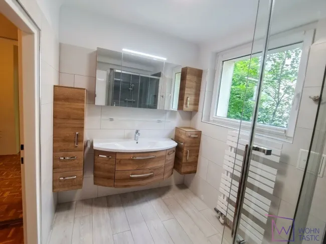 Modernes Bad mit großem Fenster