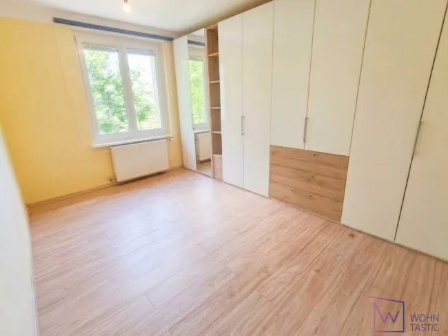 Zimmer 2 mit großem Einbauschrank