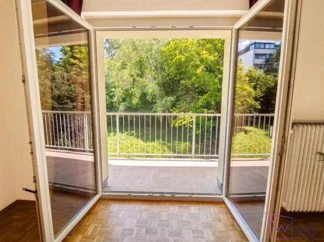 Große Fensterflächen verbinden den Wohnraum mit der Natur