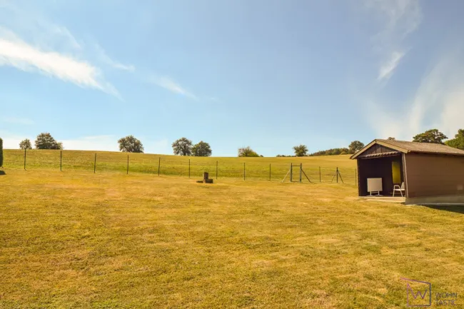 Blick Richtung Garten mit geräumigem Gartenhaus