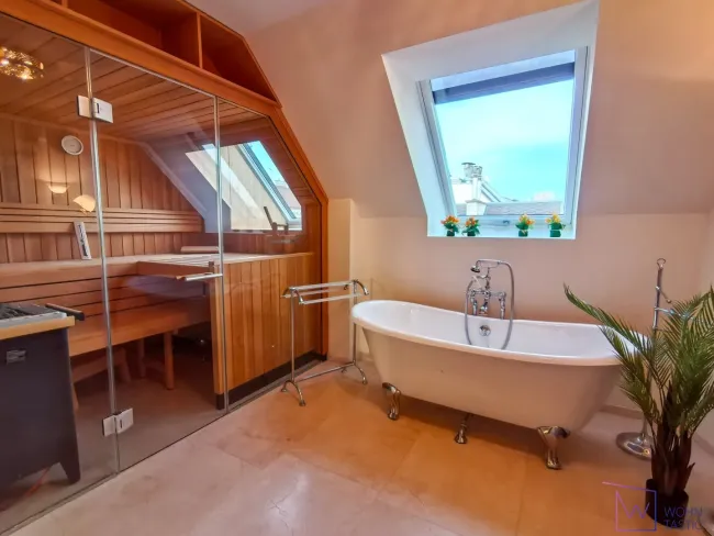 neuwertige Klafs-Sauna im Hauptbad integriert