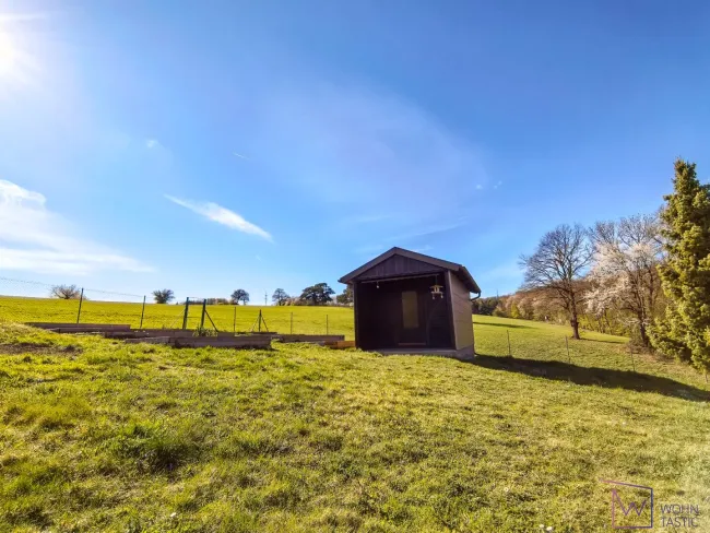 Blick zur Gartenhütte