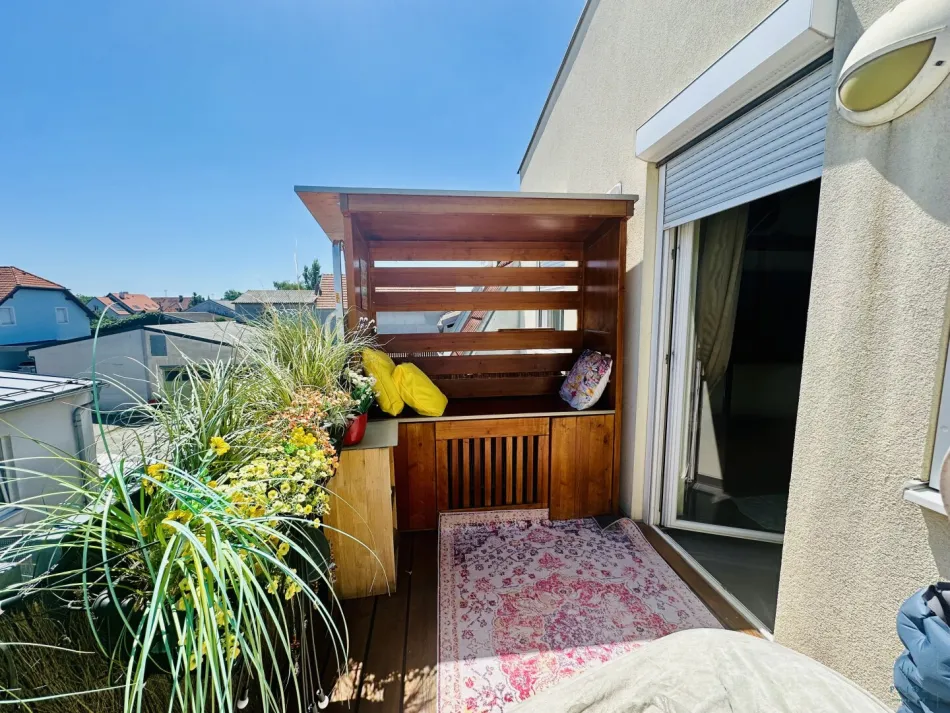 Charmante 3-Zimmer - DG Wohnung mit Balkon, Garage & Klimaanlage in Kottingbrunn - WBF Übernahme möglich - Titelbild