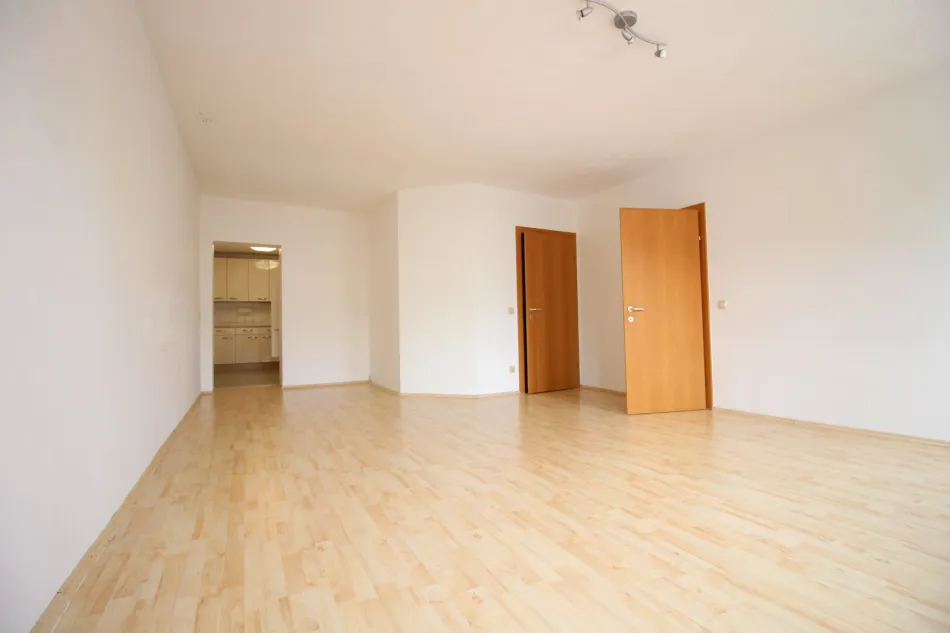 Helle 2-Zimmer-Wohnung mit Einbauküche - Titelbild