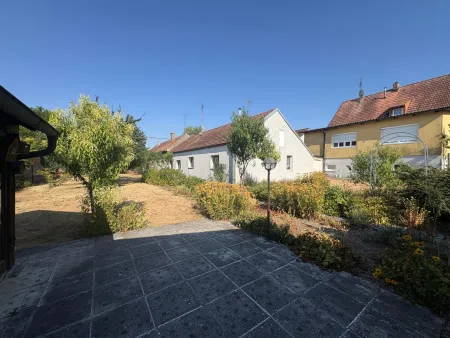 Garten (Hintere Ansicht Mietshaus)